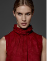 Top cuello alto drapeado granate