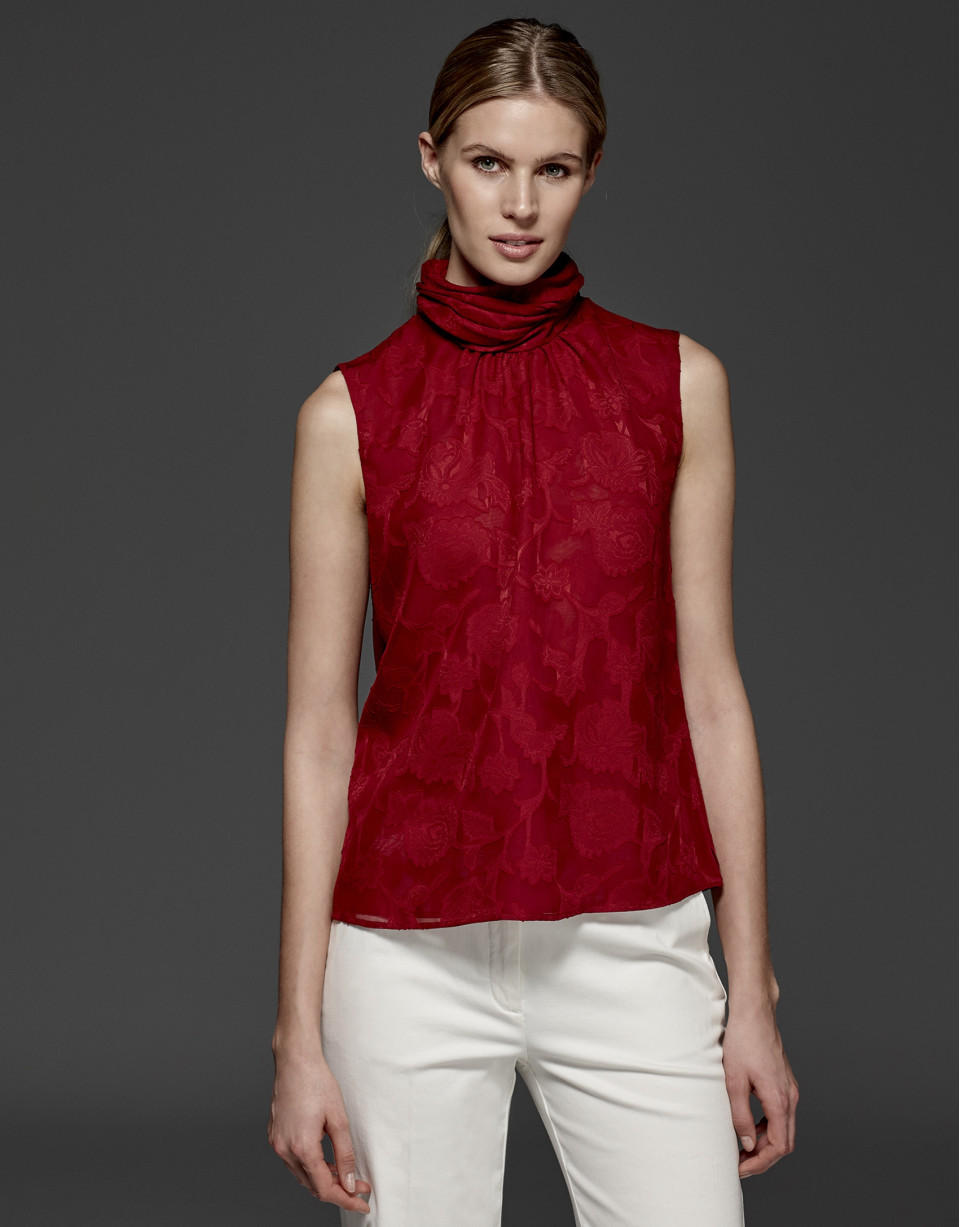 Top cuello alto drapeado granate