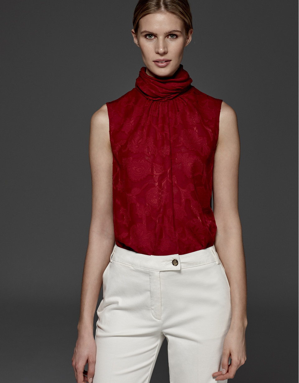 Top cuello alto drapeado granate