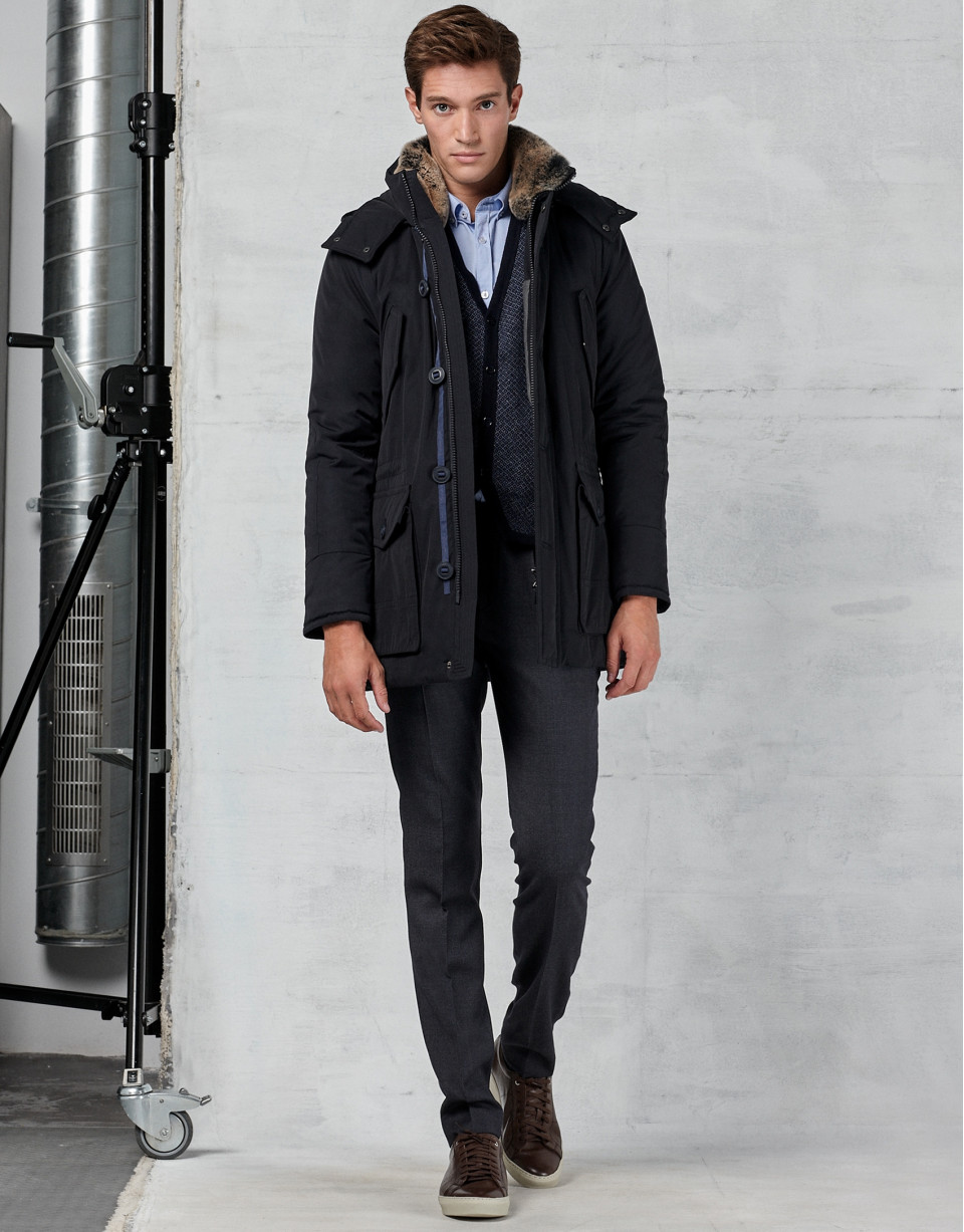 Parka azul marino con capucha y pelo