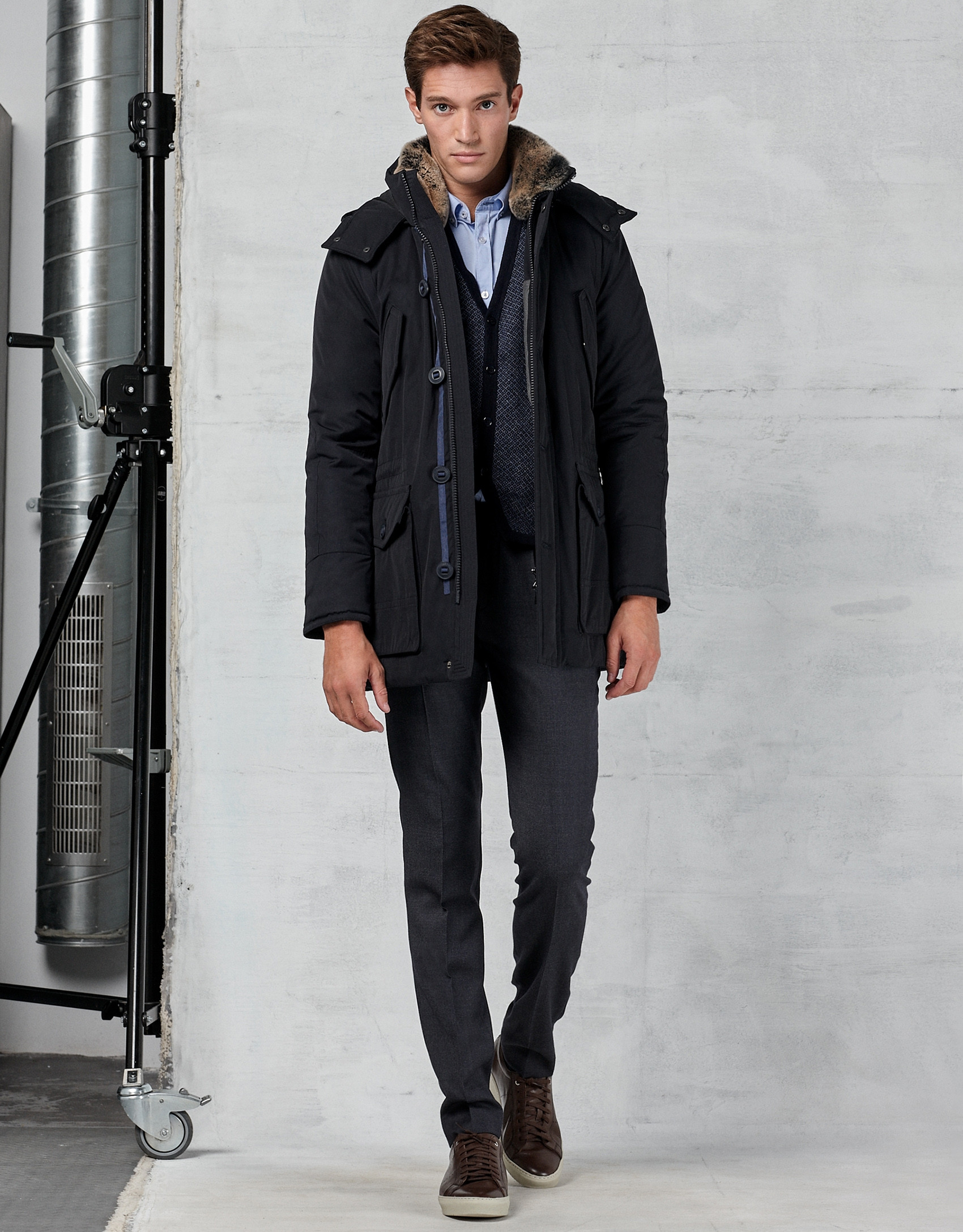 Parka azul marino con capucha y pelo