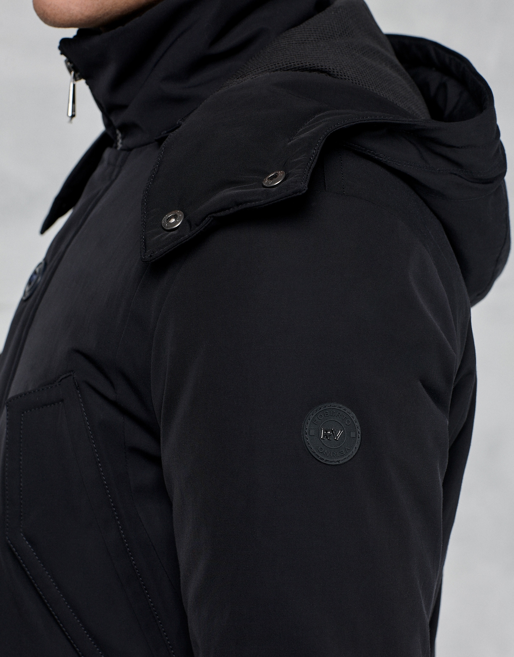 Parka azul marino con capucha y pelo