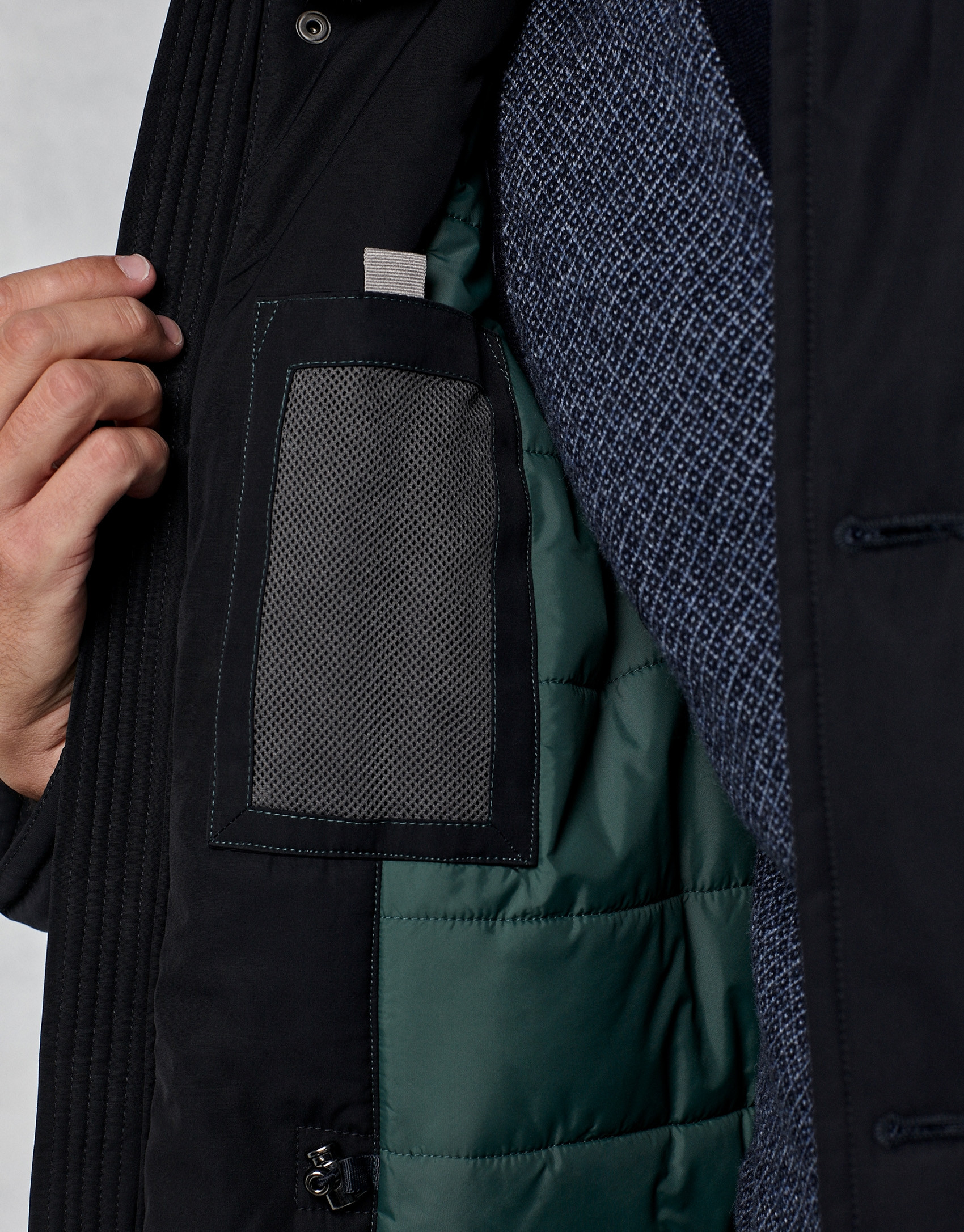 Parka azul marino con capucha y pelo