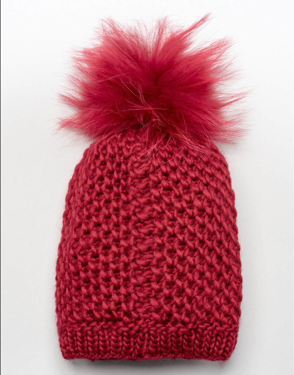 Gorro de lana con pompón rojo