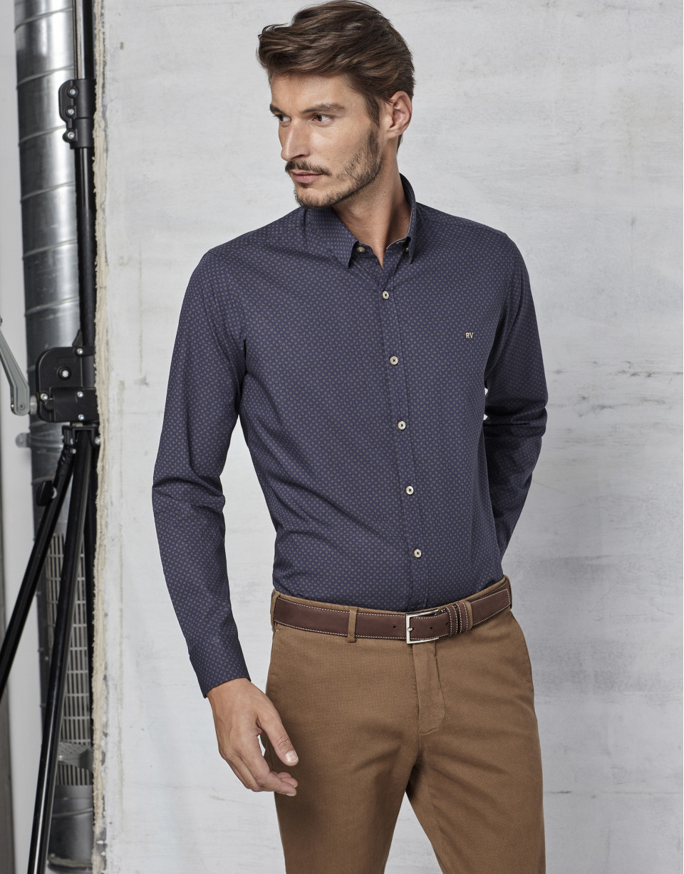 Camisa azul marino con fantasía marrón