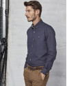 Camisa azul marino con fantasía marrón