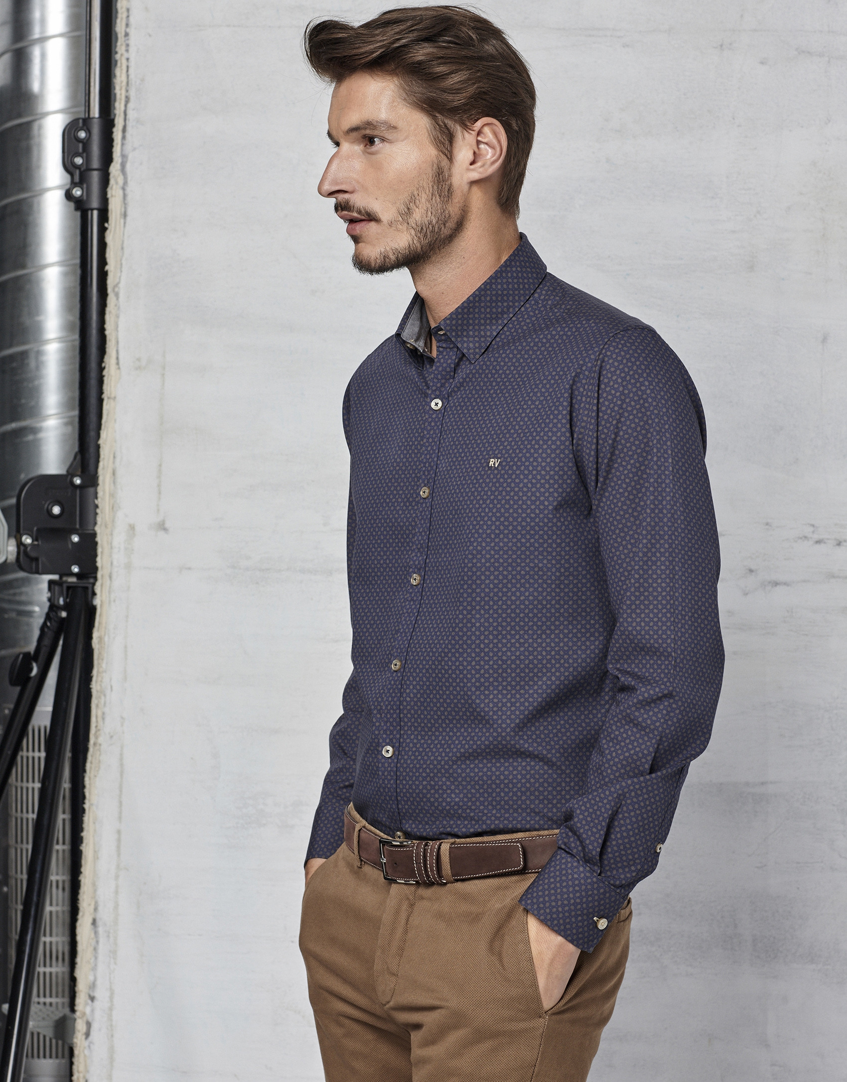 Camisa azul marino con fantasía marrón