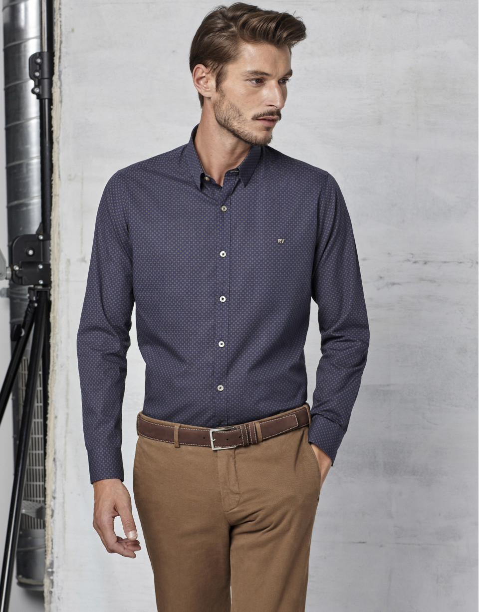 Camisa azul marino con fantasía marrón