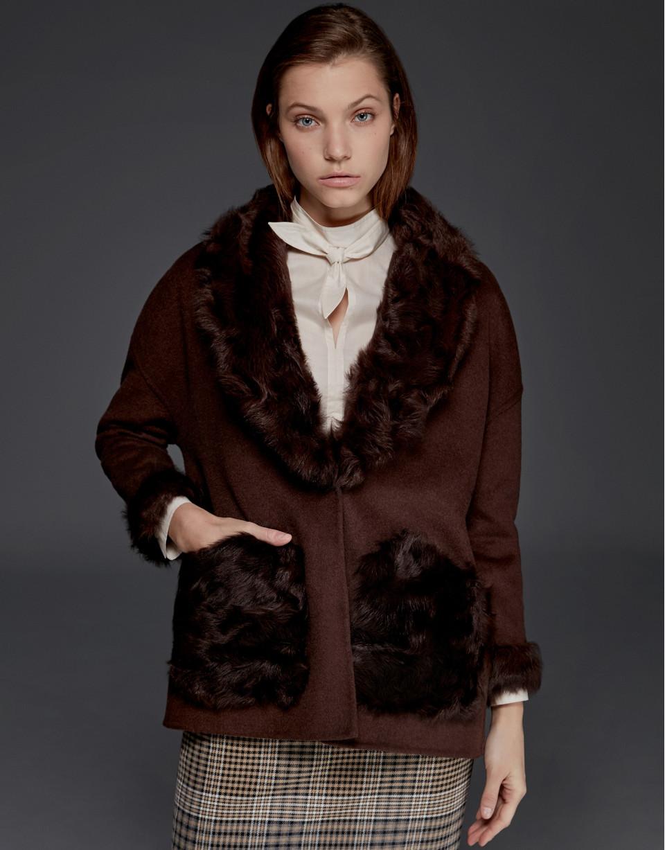 Chaquetón marrón doble faz con cuello de pelo