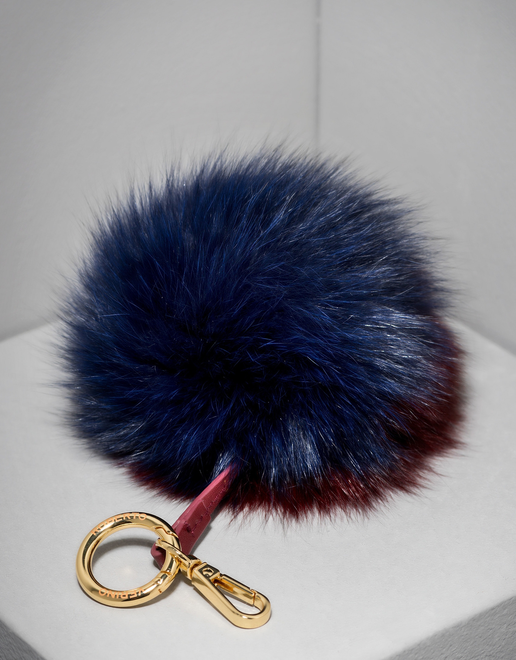 Charm pompón bicolor granate/azul