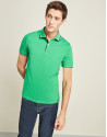 Polo piqué verde y contraste azul