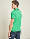 Polo piqué verde y contraste azul