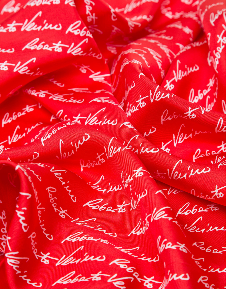 Pañuelo seda rojo logos firma