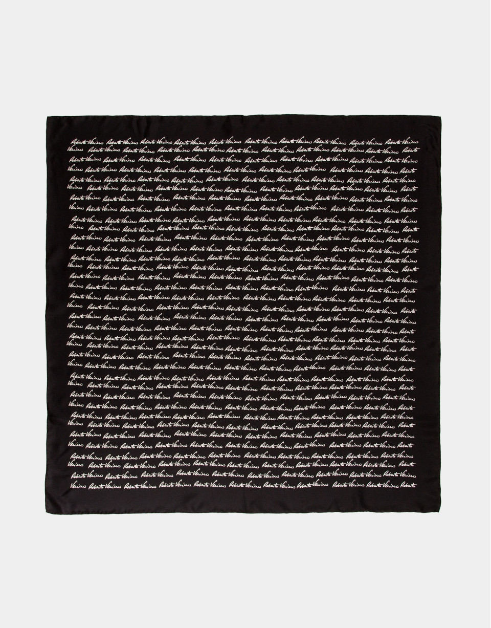 Pañuelo seda negro logos firma