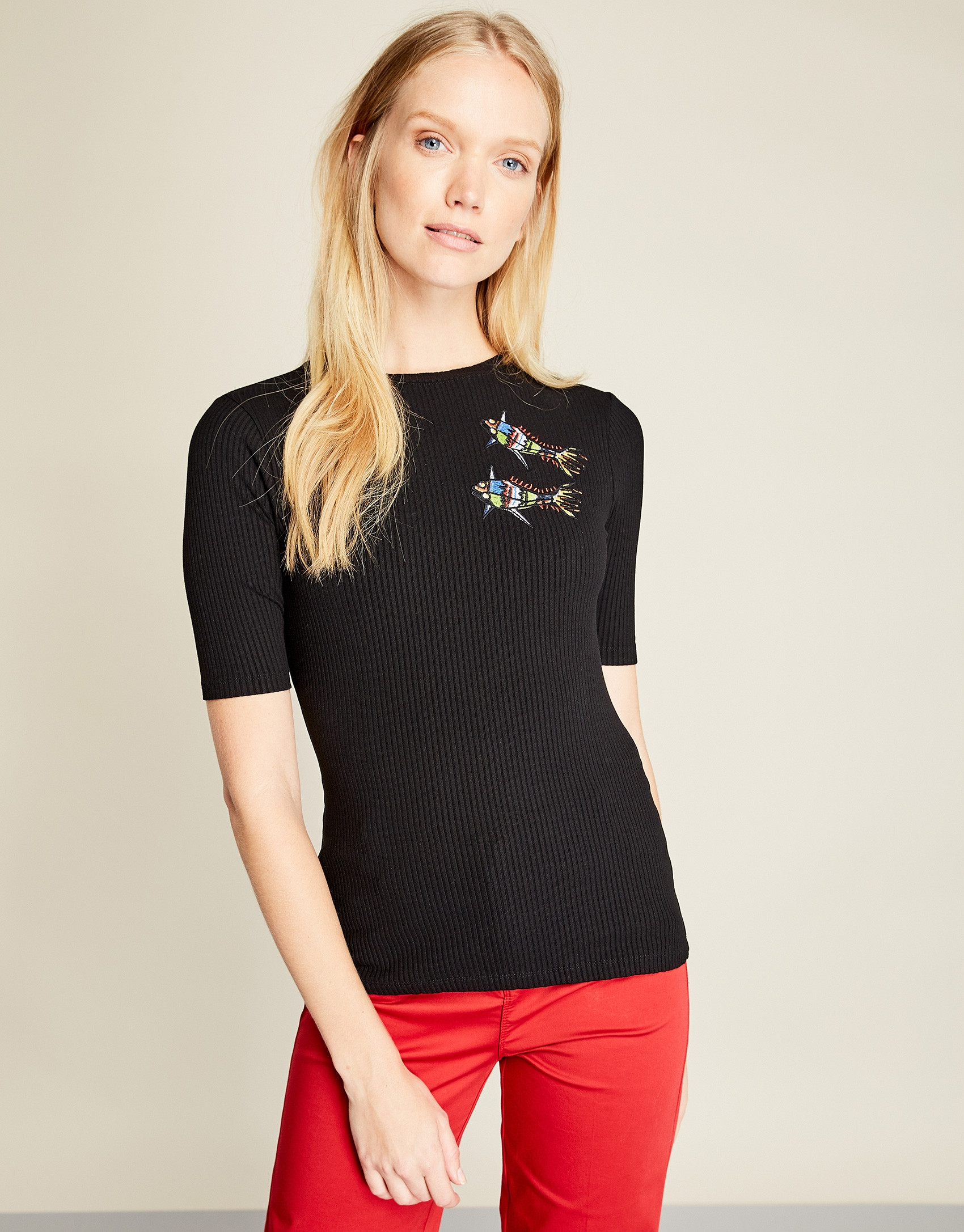 Camiseta negra peces