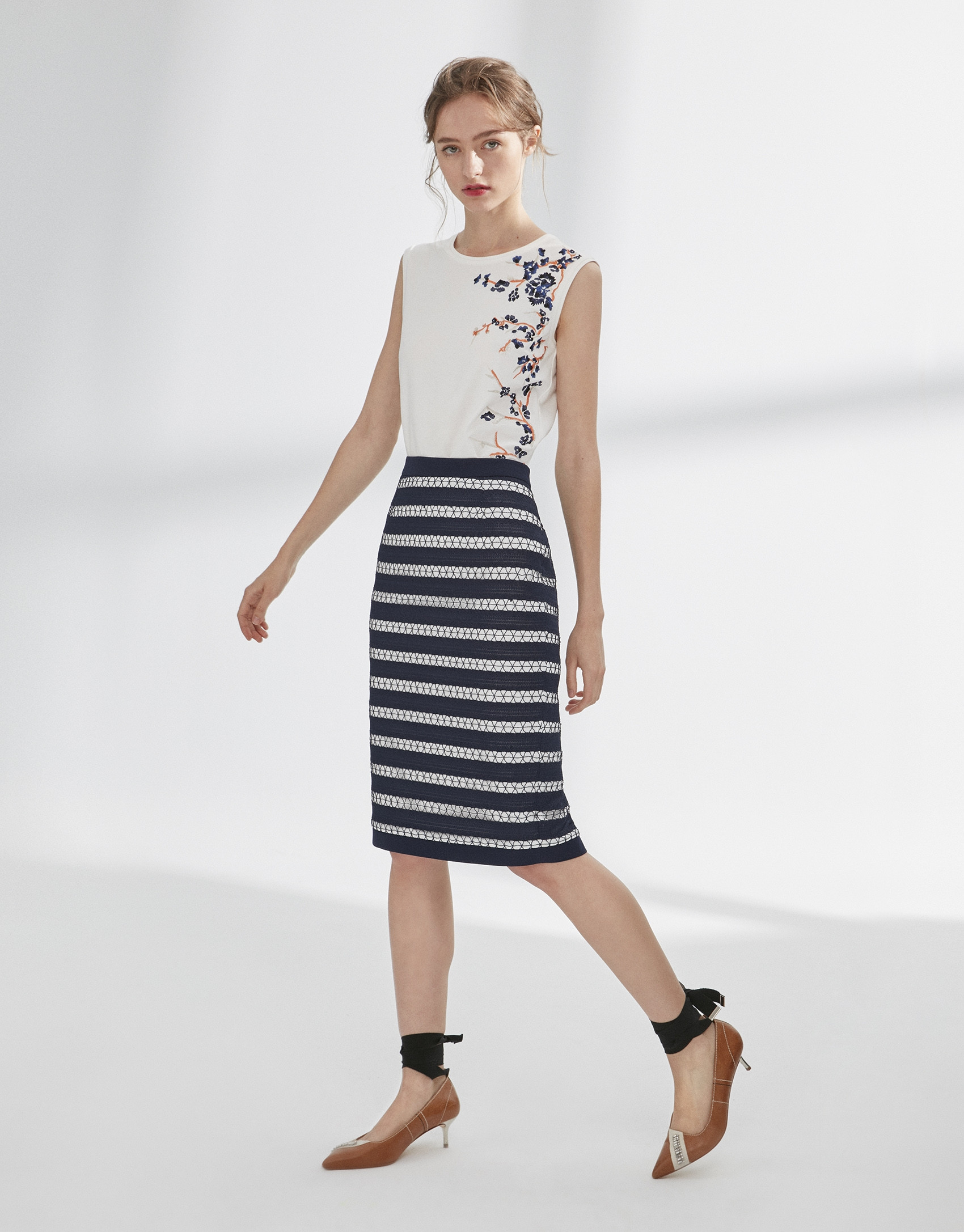 Navy blue pencil skirt with lace 