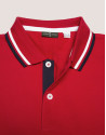 Polo piqué rojo y contraste marino