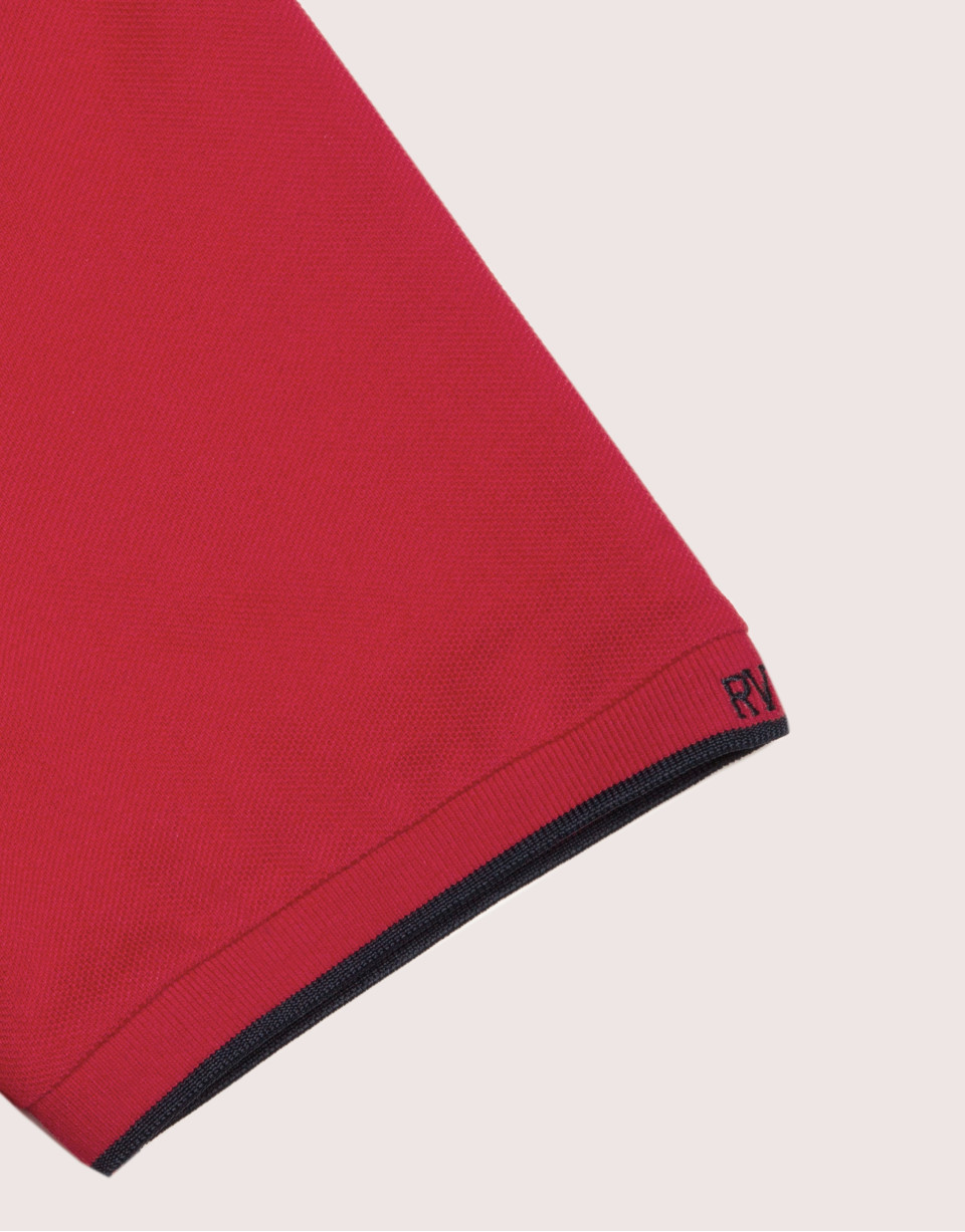 Polo piqué rojo y contraste marino