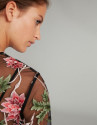 Vestido midi negro bordado floral sobre tul