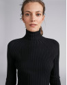 Jersey canalé cuello tortuga negro