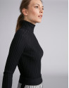 Jersey canalé cuello tortuga negro