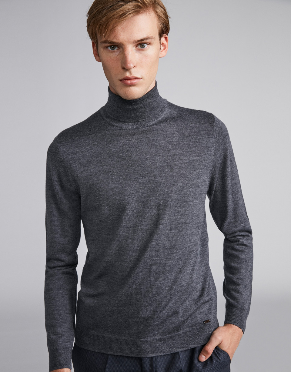 Gray sweater with crew neck 