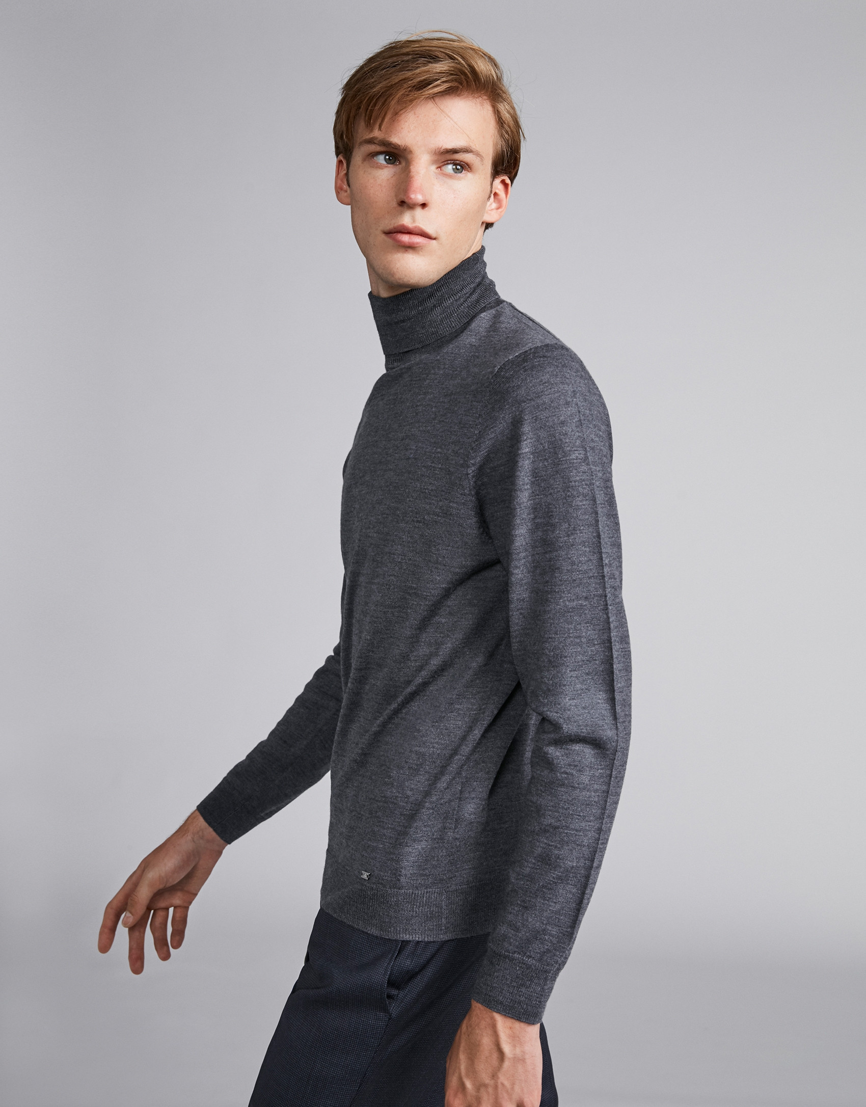 Gray sweater with crew neck 