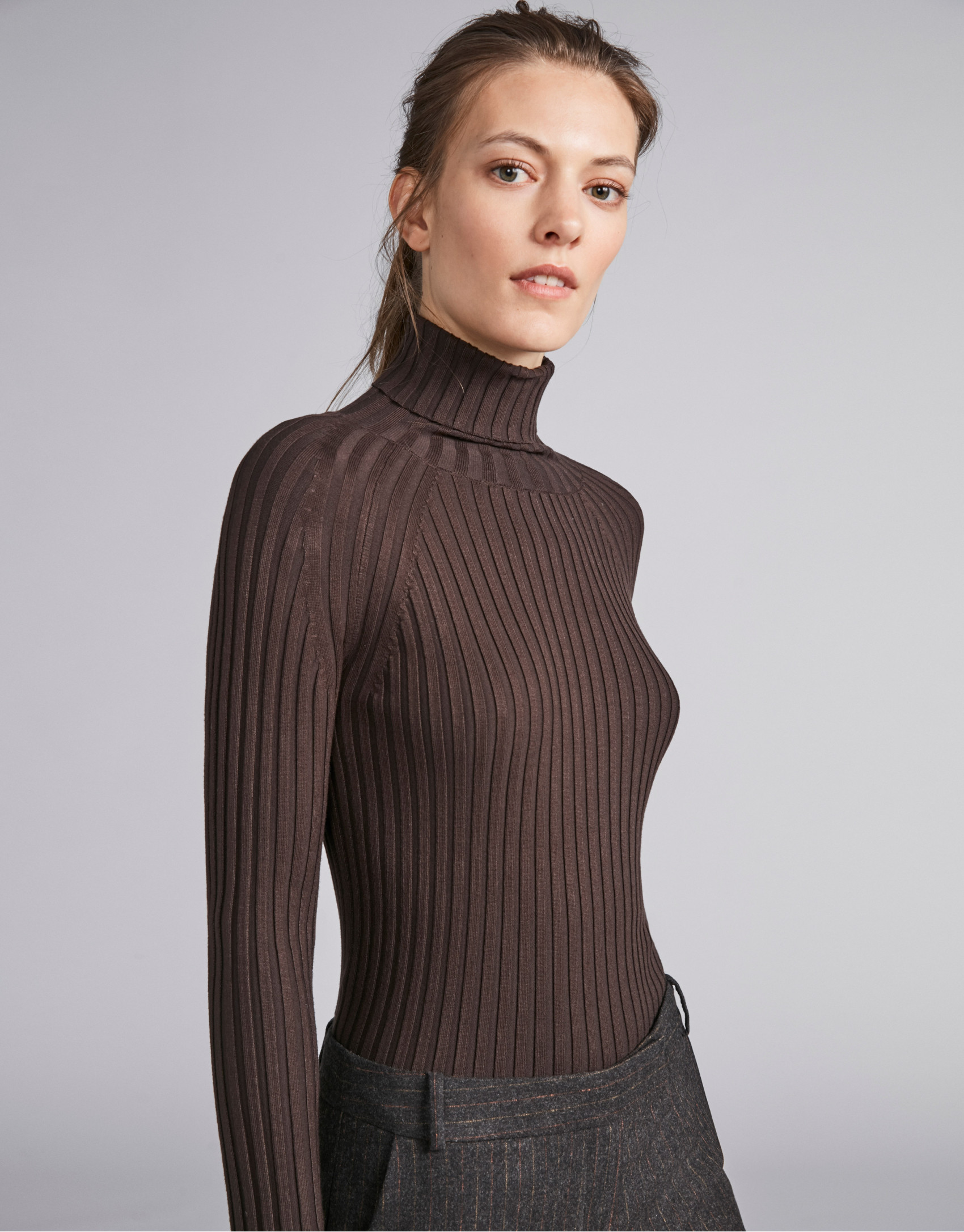 Jersey canalé cuello tortuga marrón
