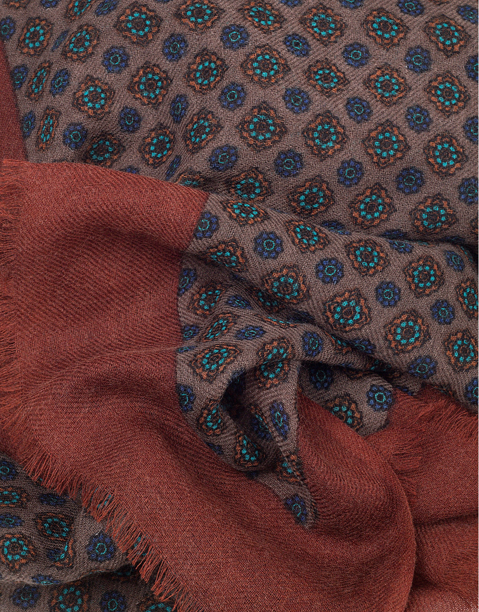 Fular estampado étnico en tonos visón, azul y naranja quemado
