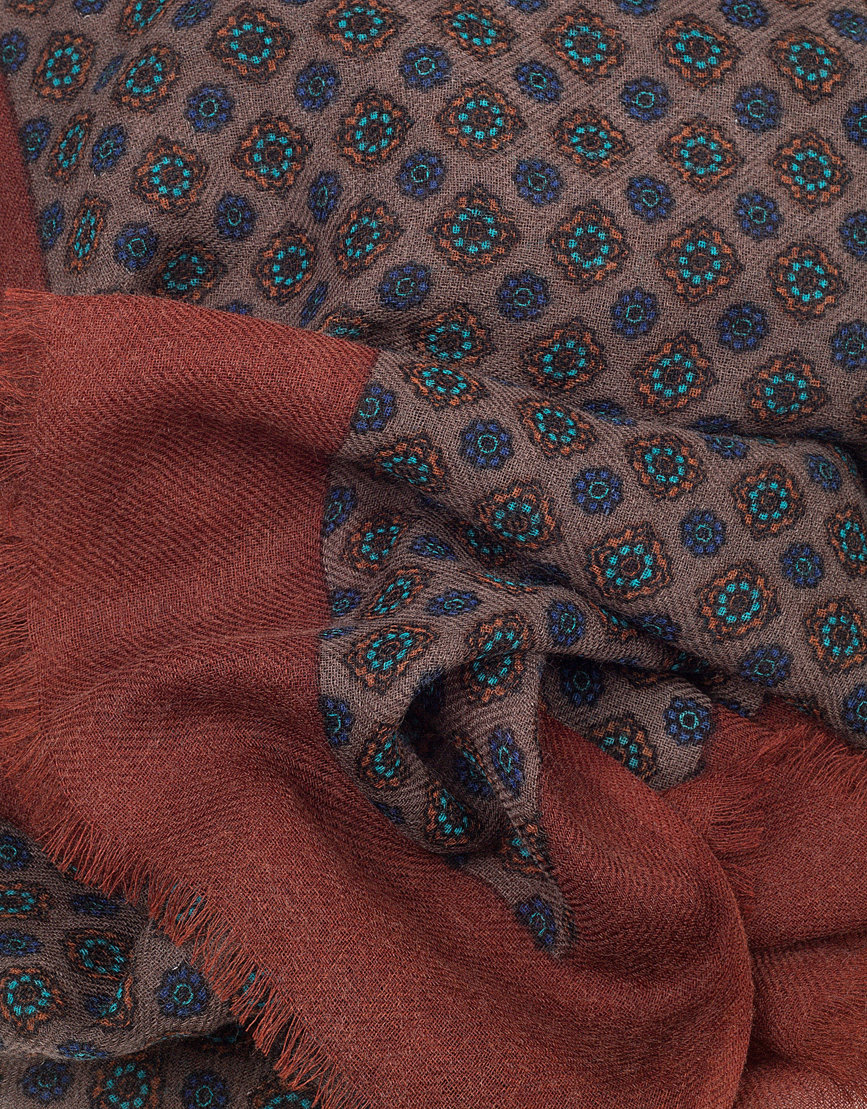 Fular estampado étnico en tonos visón, azul y naranja quemado