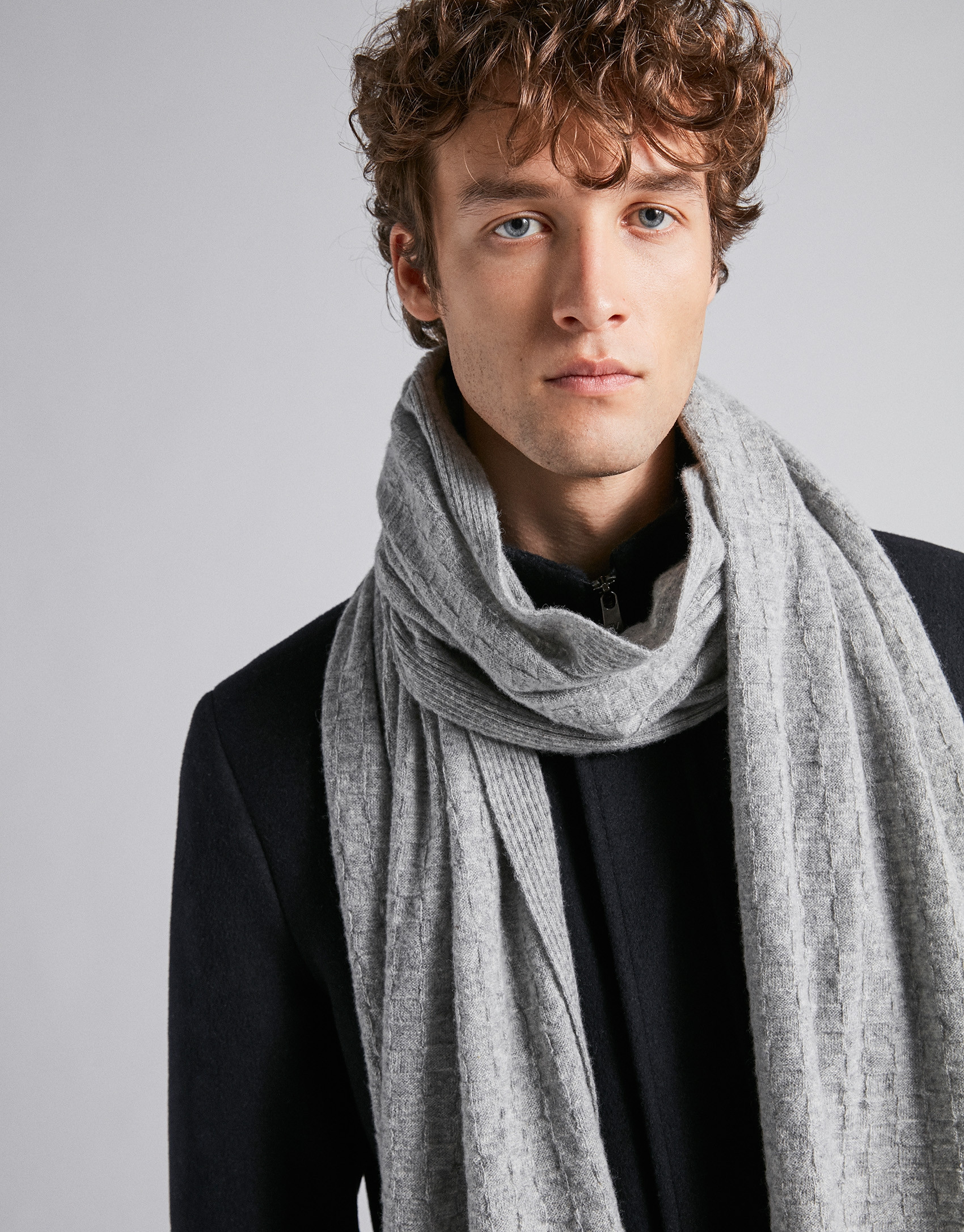 Light gray wool, structured checked scarf 