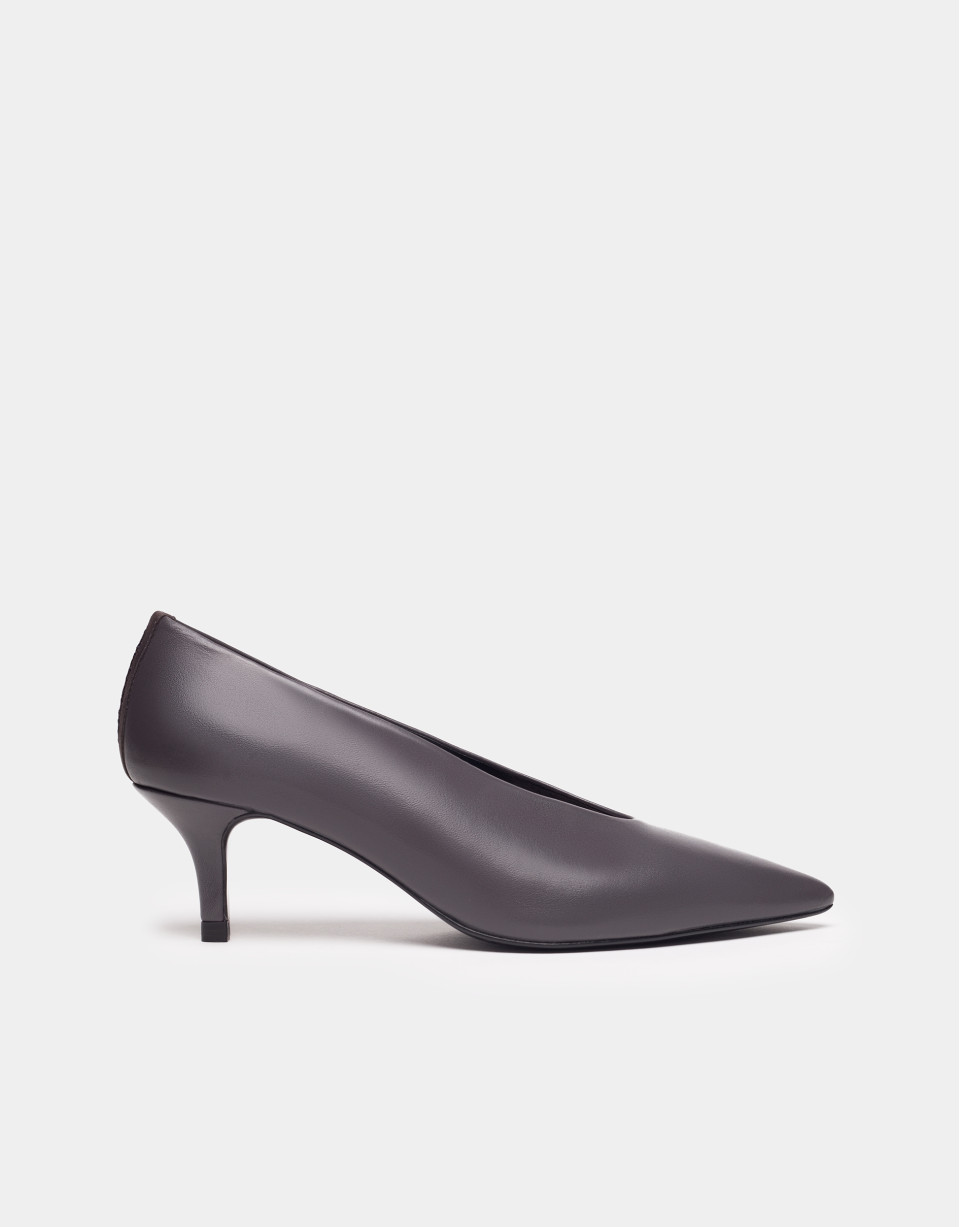 Zapato salón tacón bajo piel gris