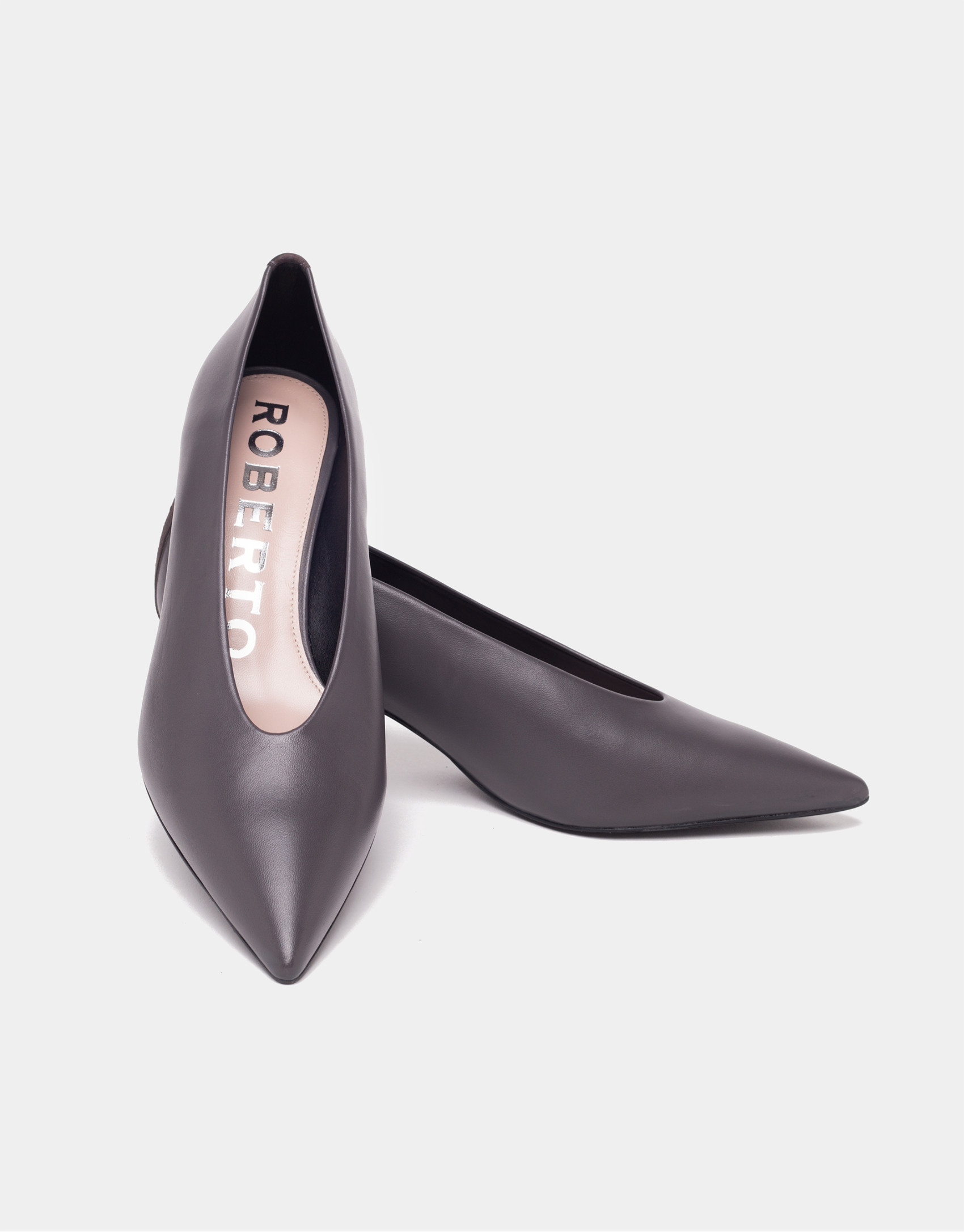 Zapato salón tacón bajo piel gris