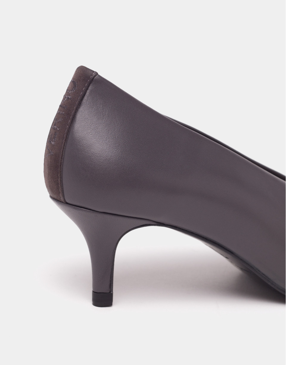 Zapato salón tacón bajo piel gris