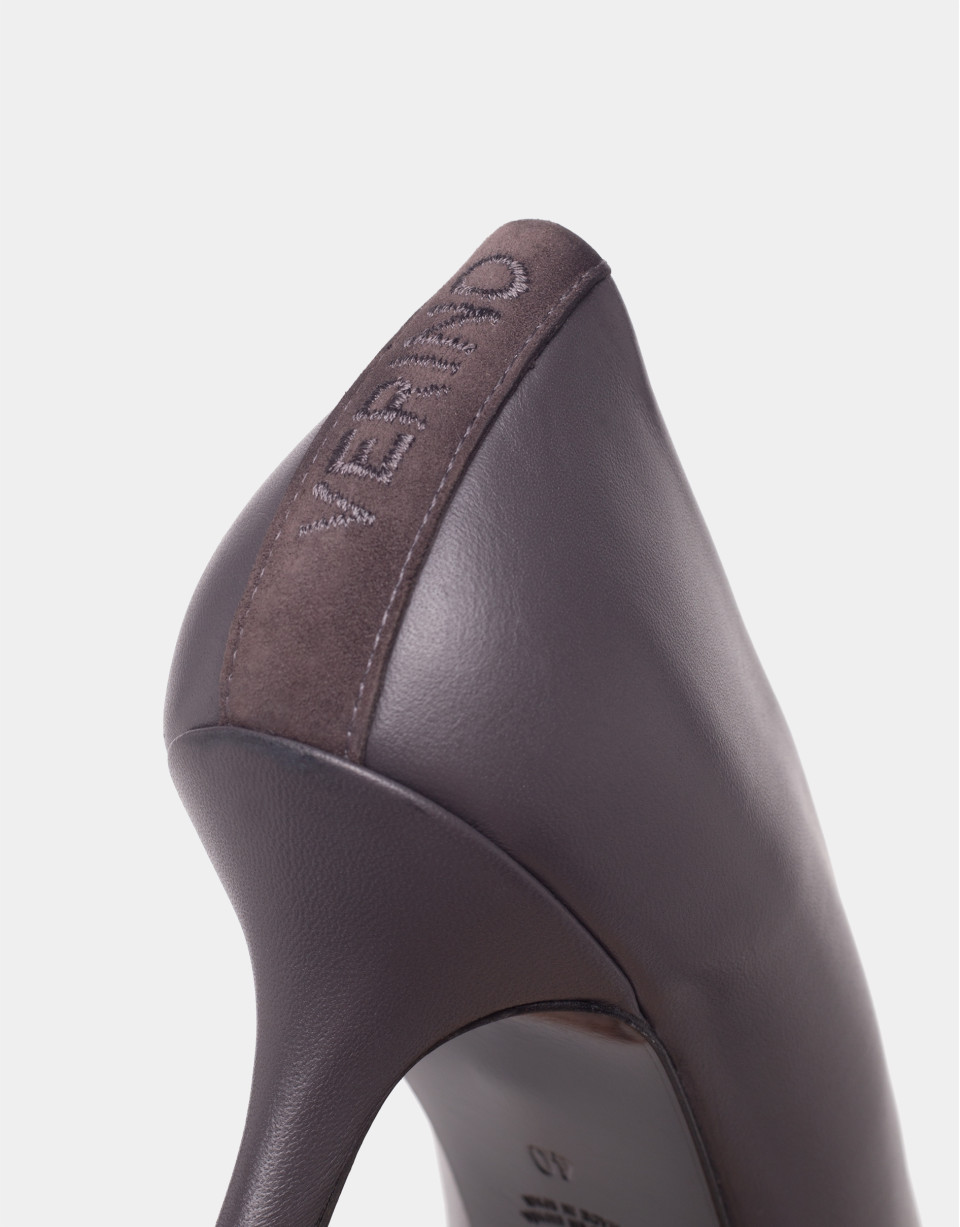 Zapato salón tacón bajo piel gris