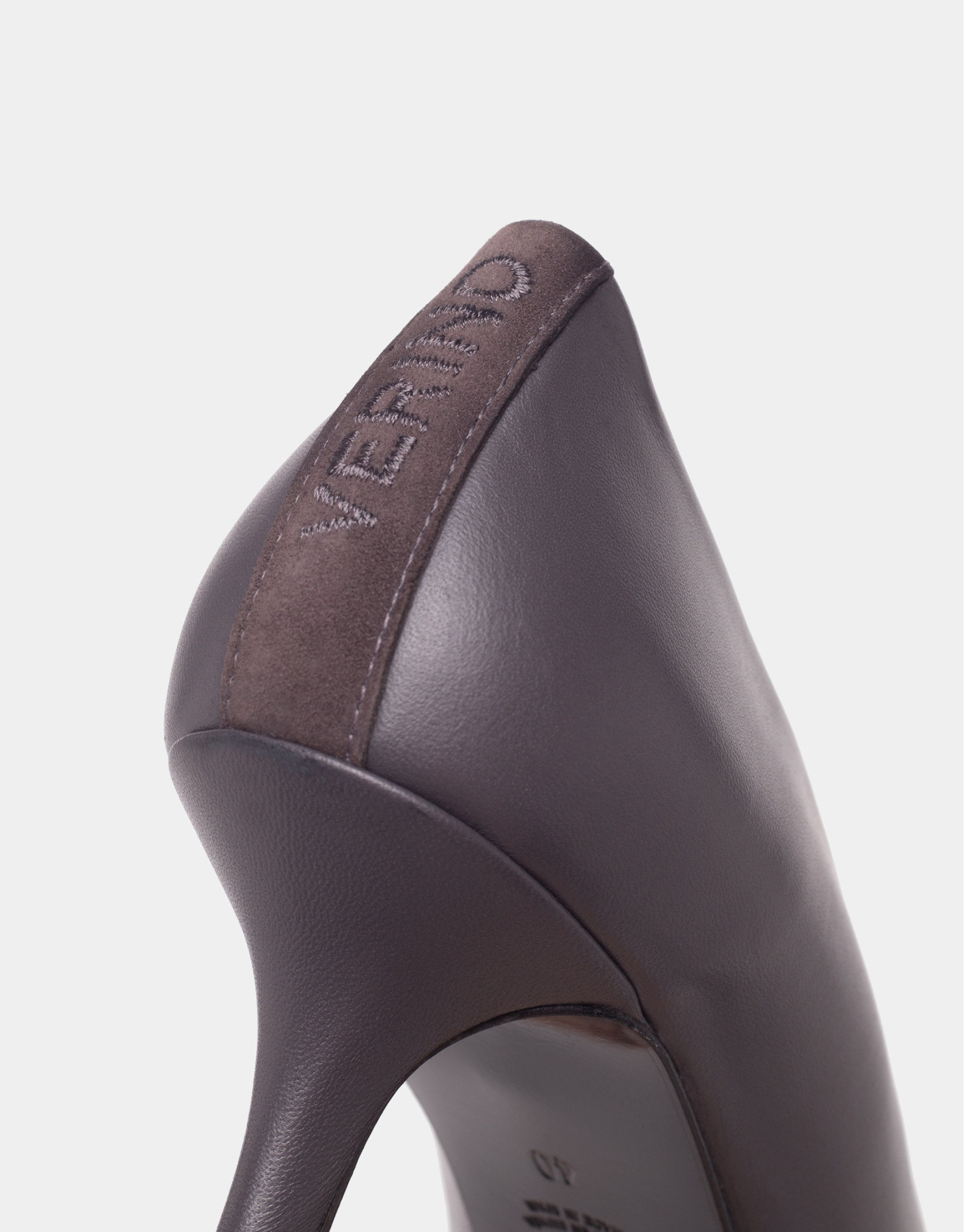 Zapato salón tacón bajo piel gris