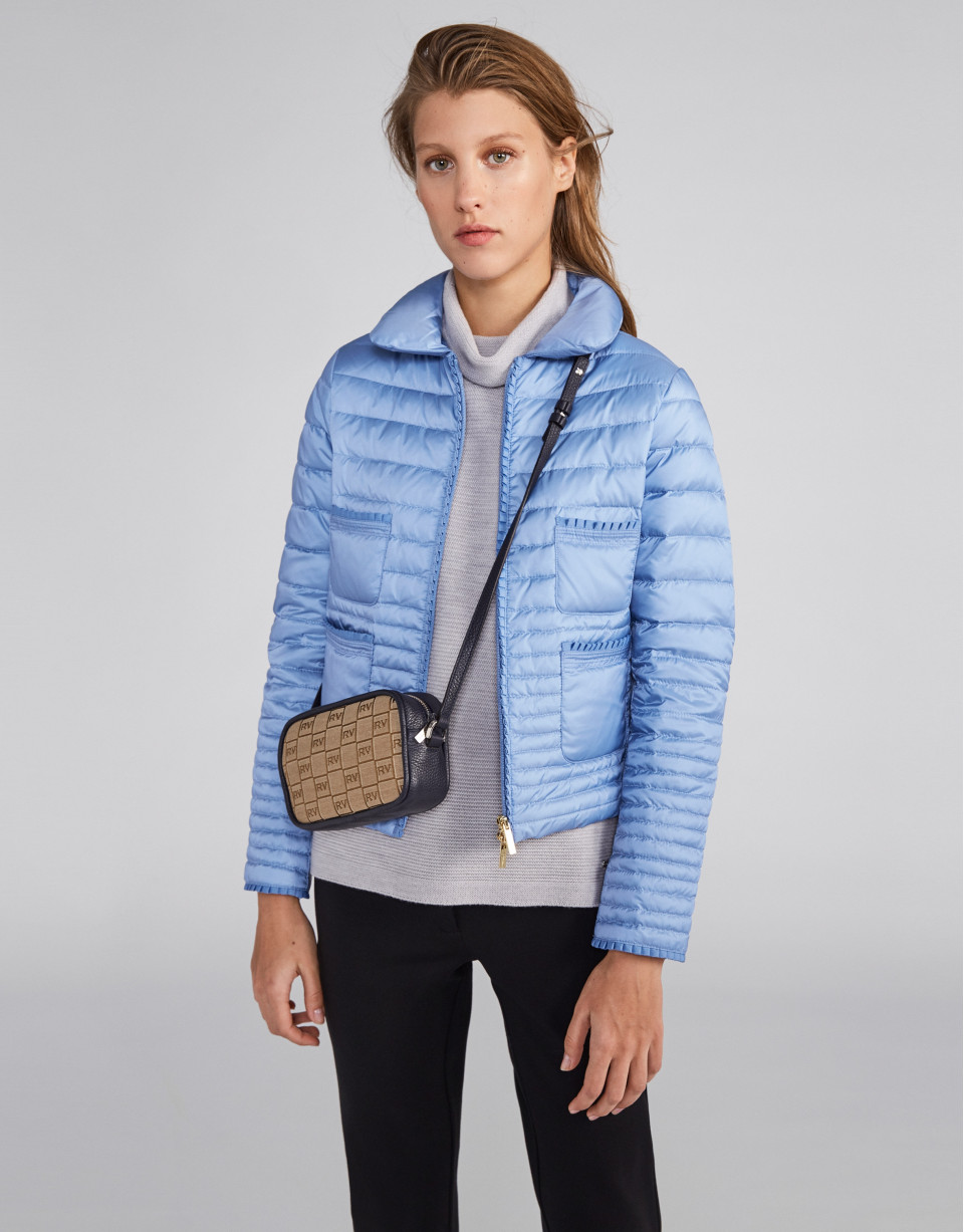 Chaqueta corta de plumón celeste