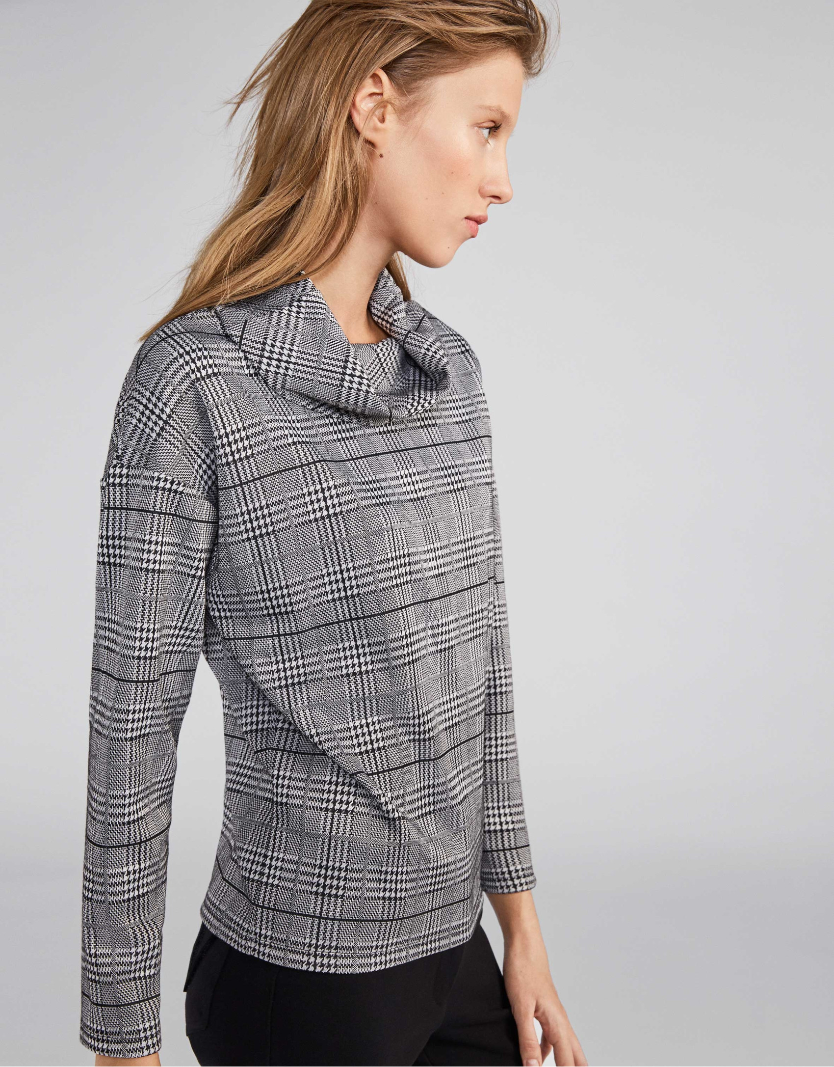 Camiseta punto gris con estampado cuadro gales