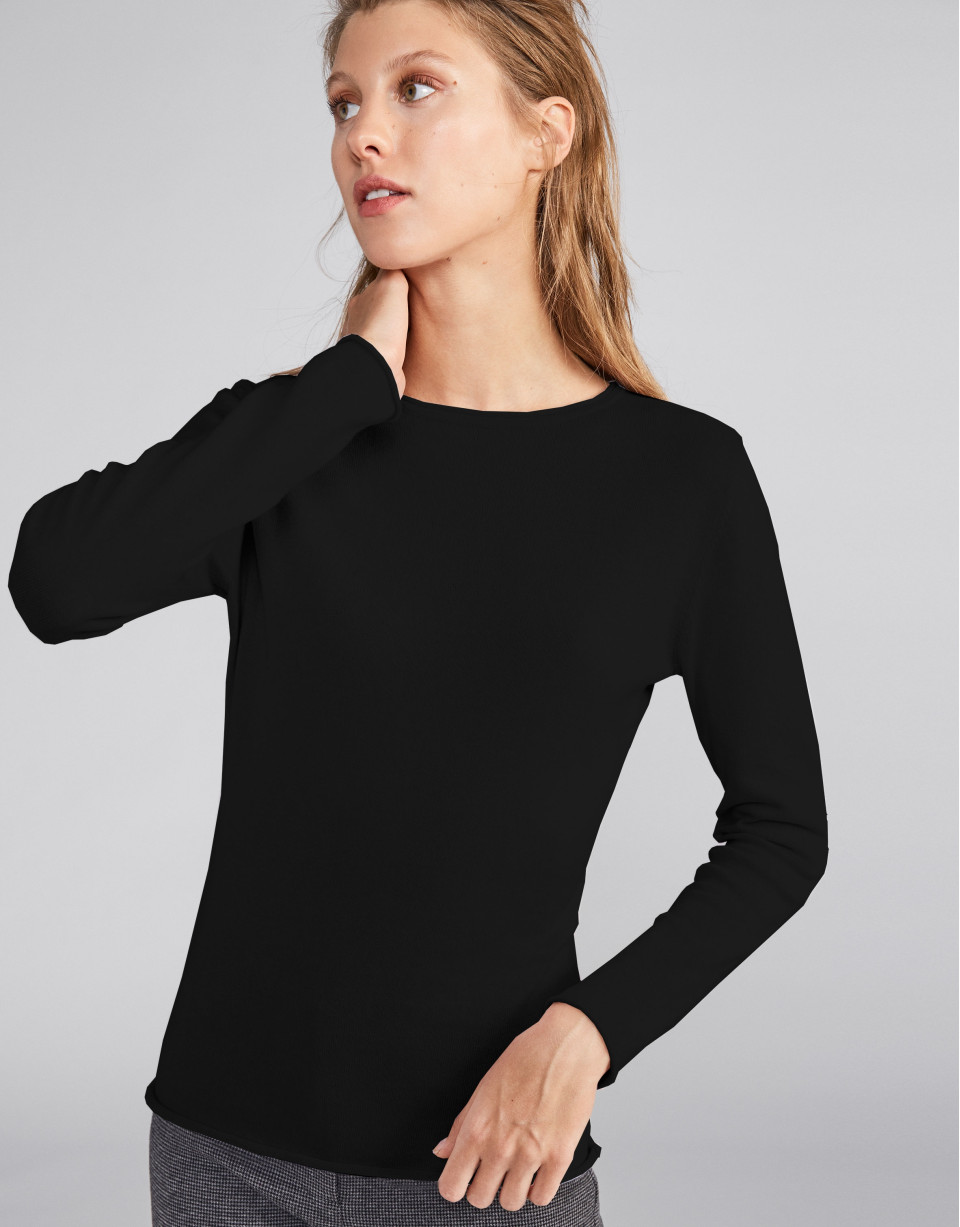 Black sweater with round neck