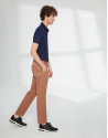 Pantalón chino básico algodón cámel