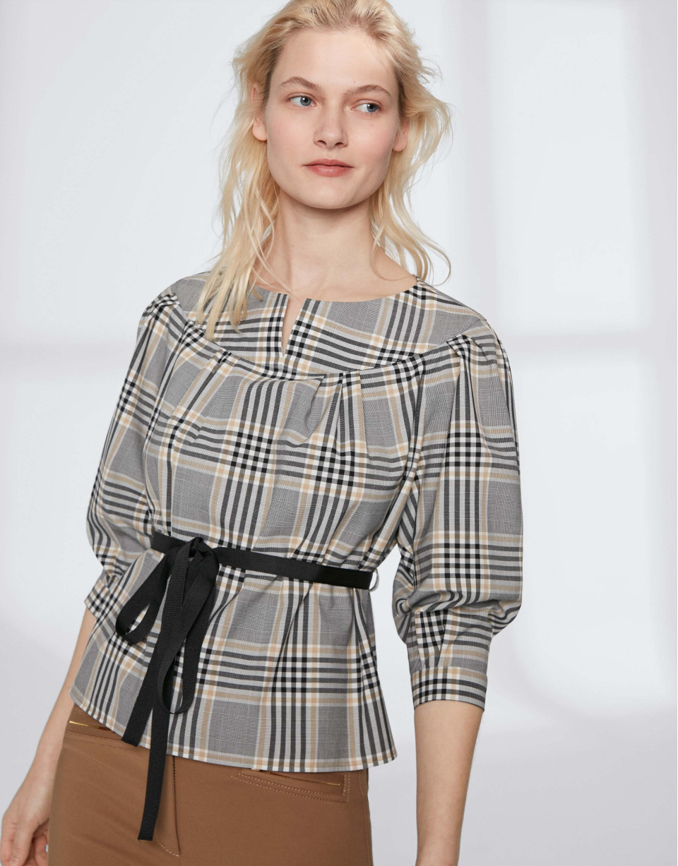 Blusa escote barco de cuadros con cinturón