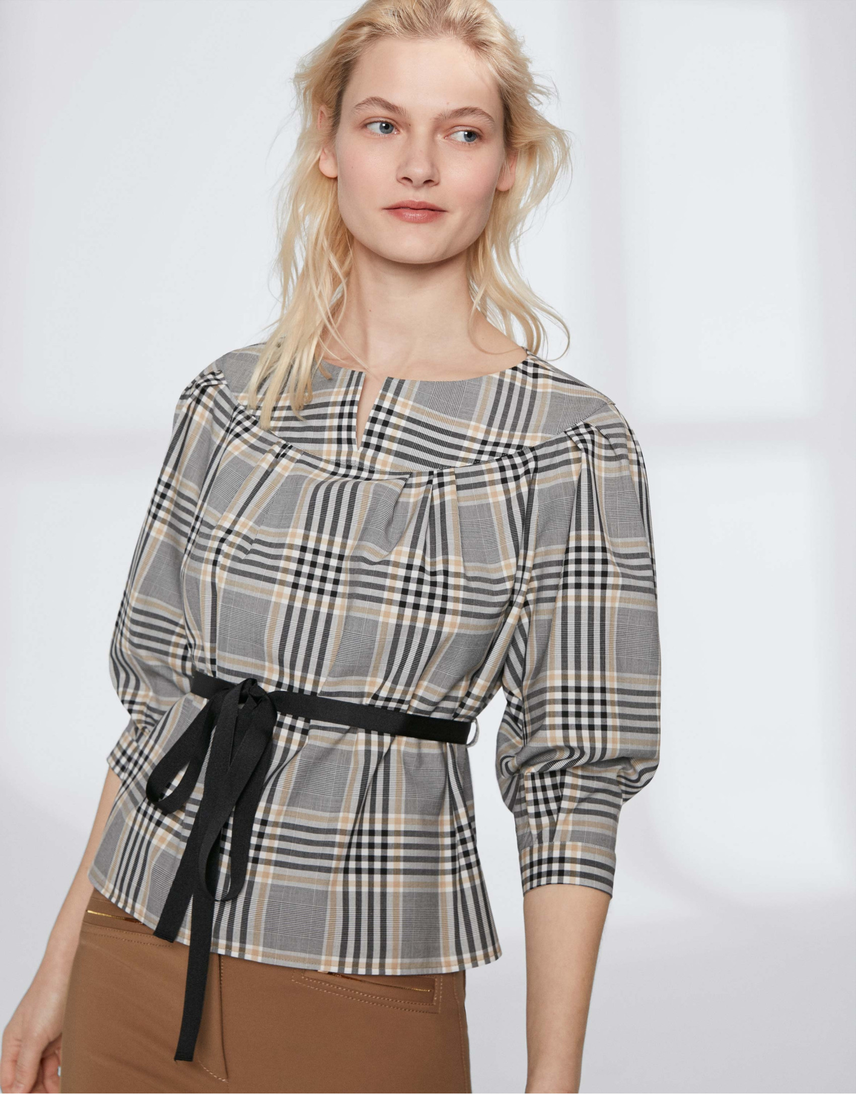 Blusa escote barco de cuadros con cinturón