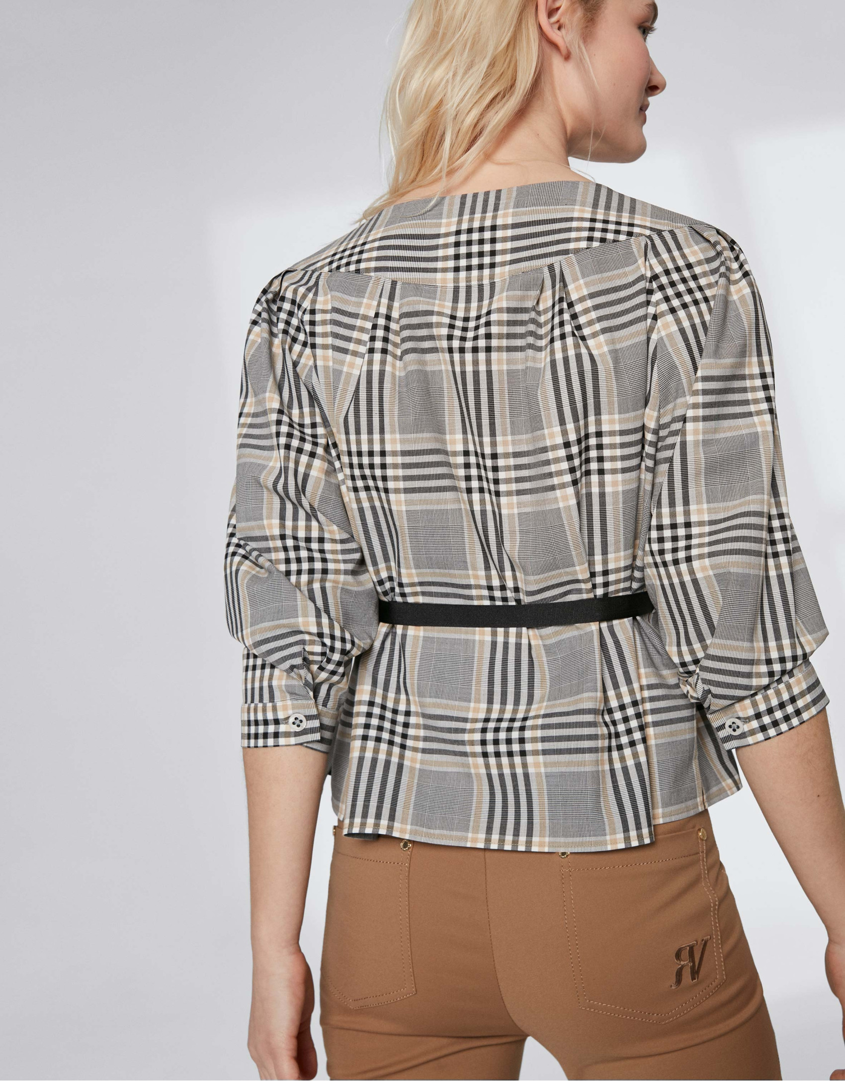 Blusa escote barco de cuadros con cinturón