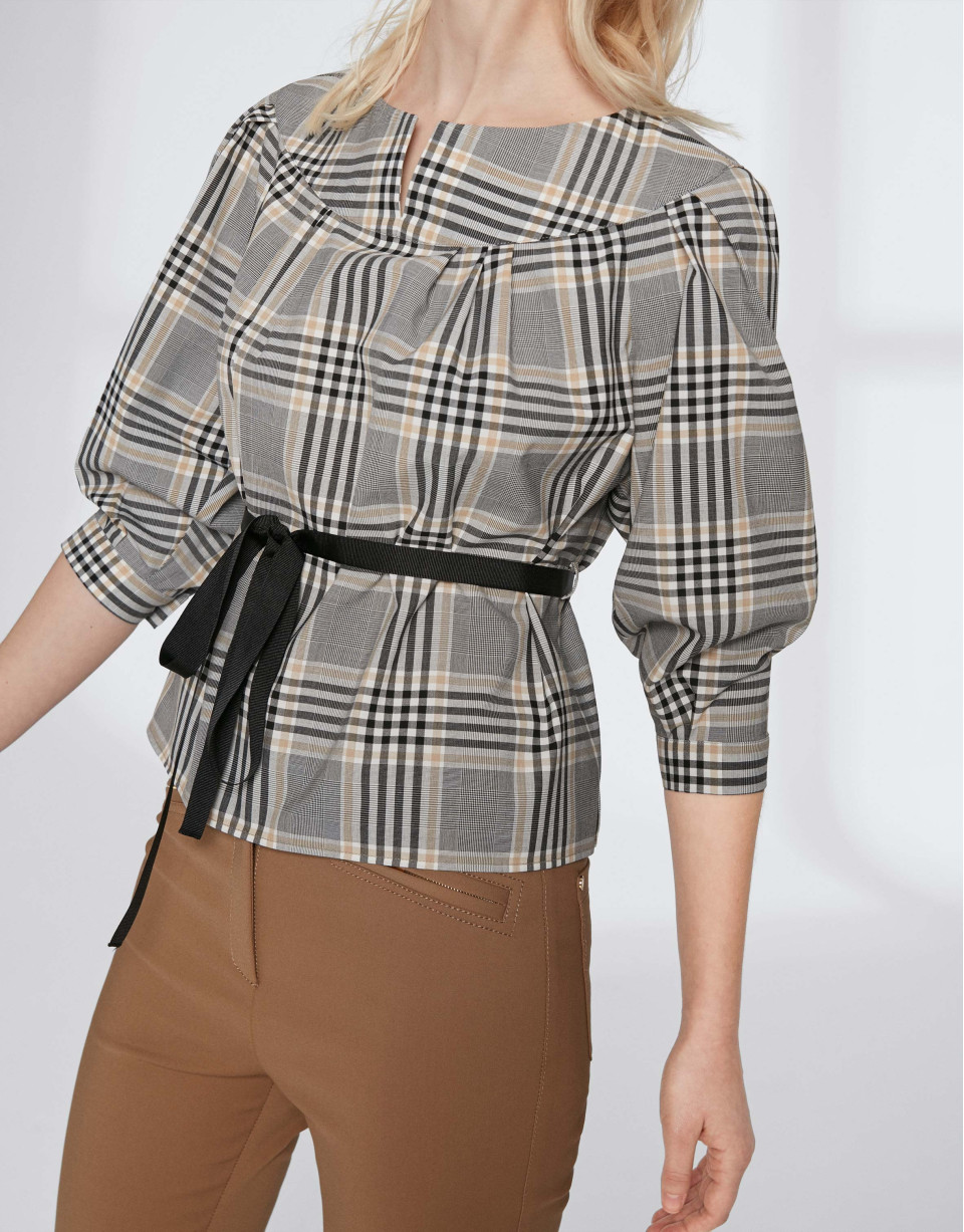 Blusa escote barco de cuadros con cinturón