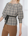 Blusa escote barco de cuadros con cinturón