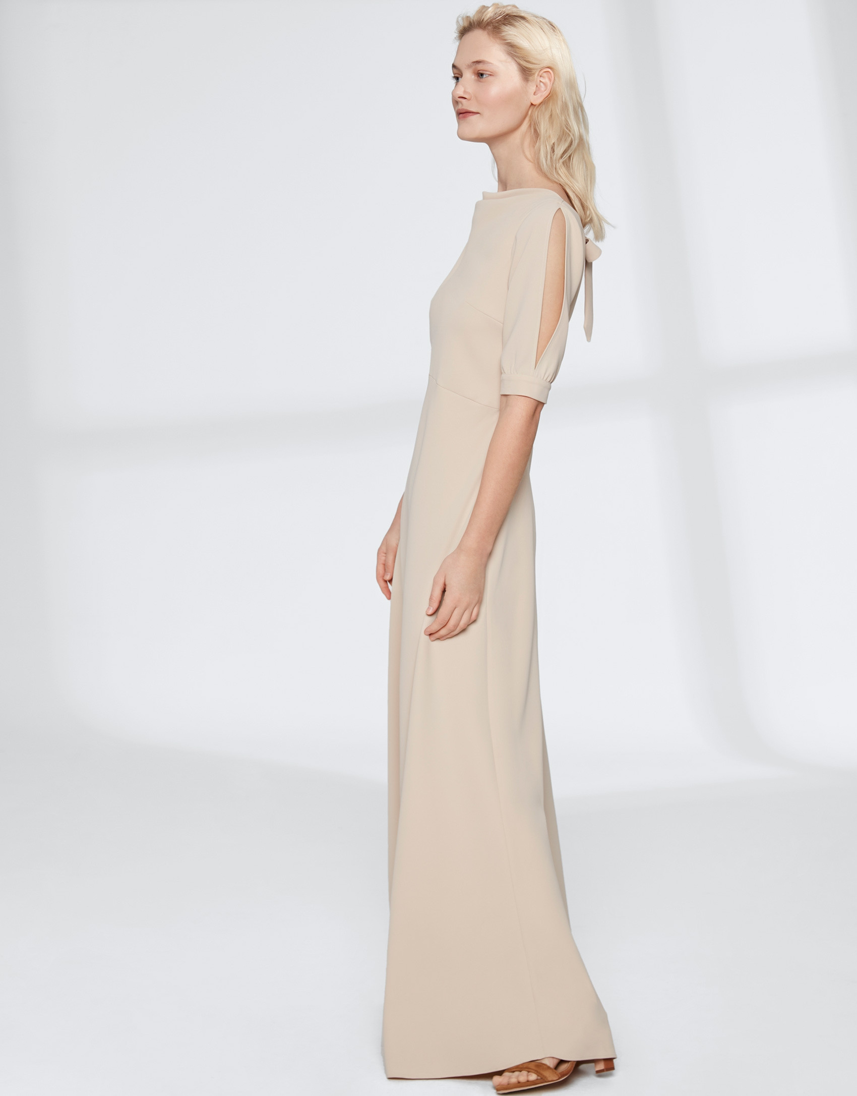 Vestido largo arena escote drapeado