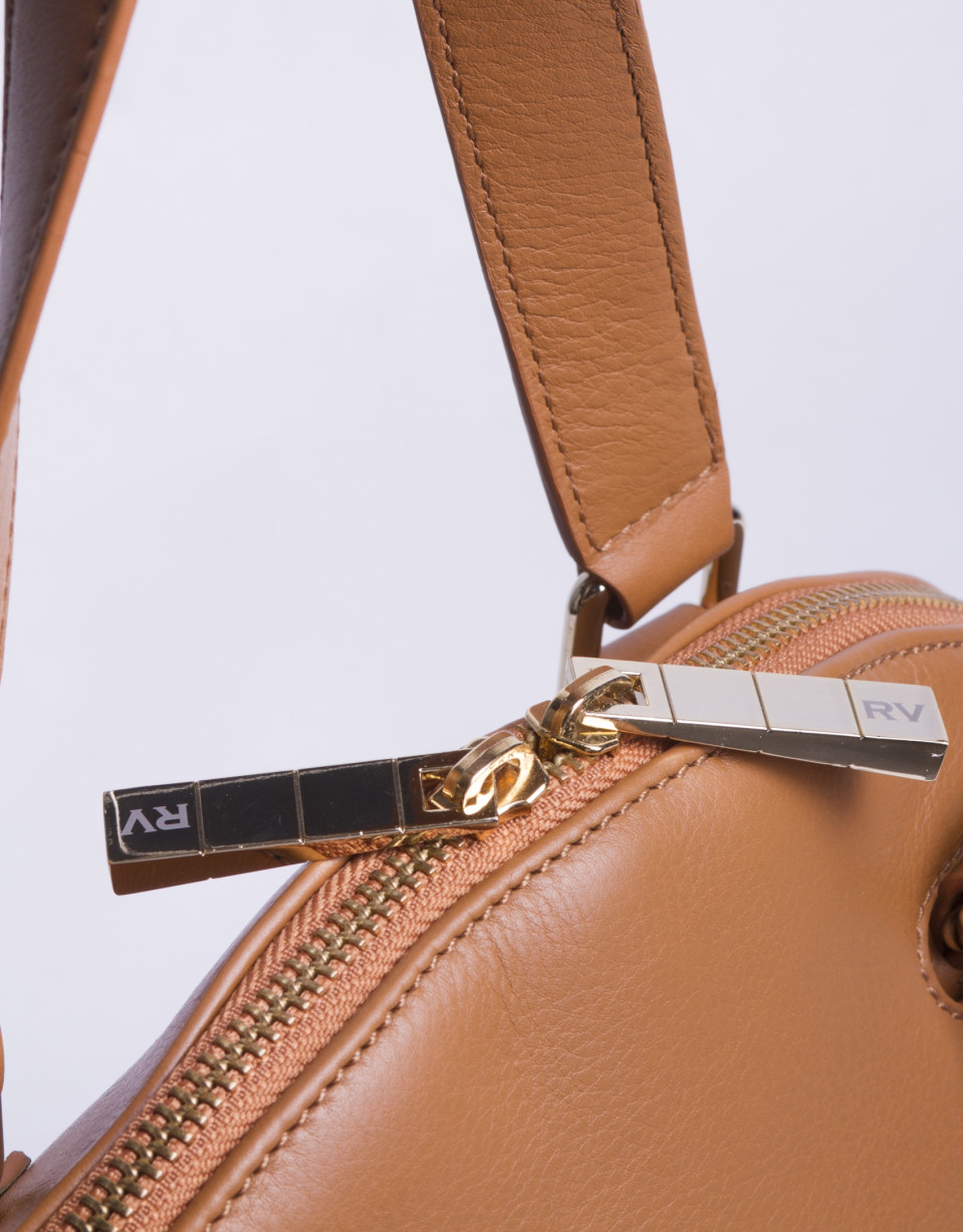LEONOR CARAMELO: Satchel en napa