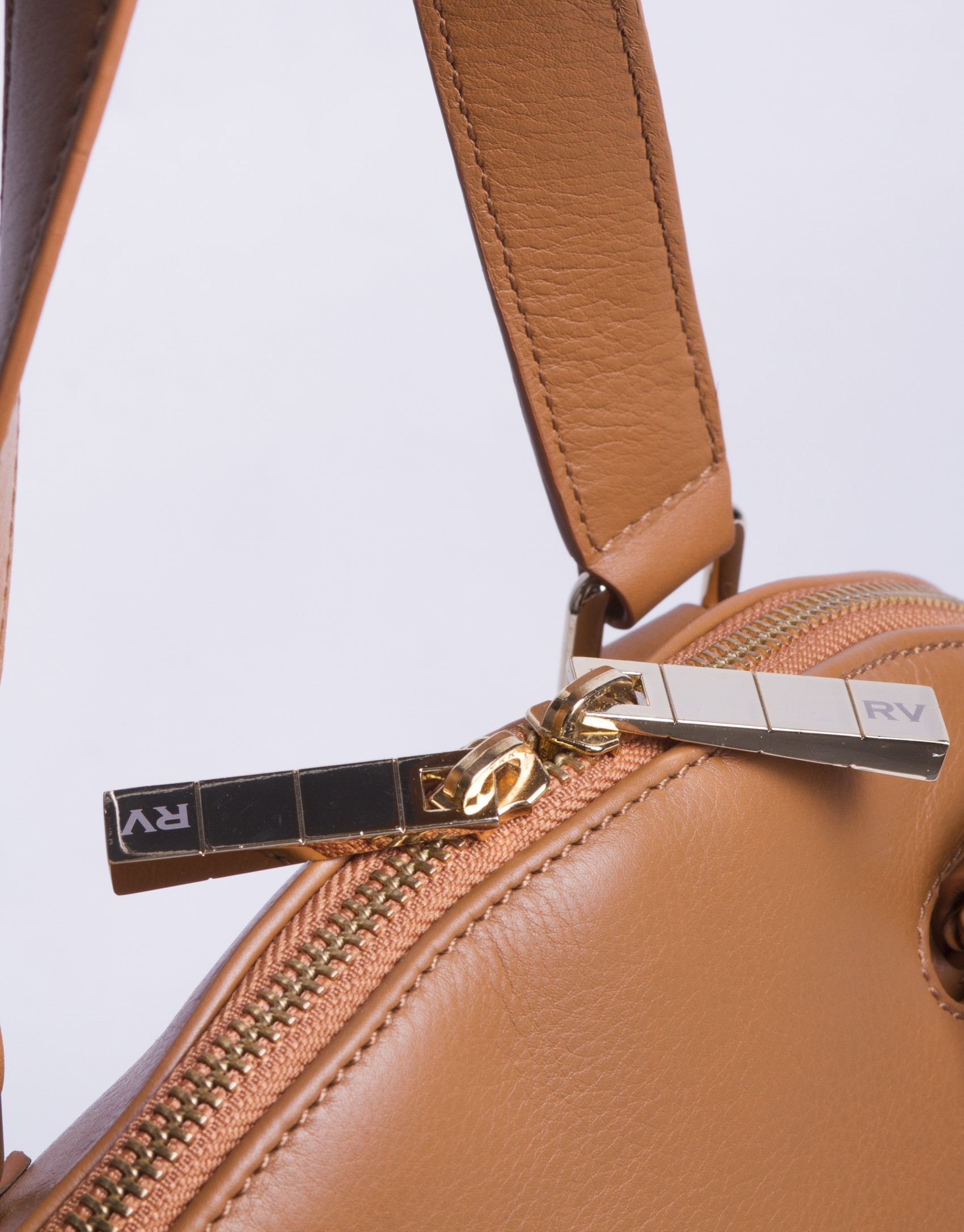LEONOR CARAMELO: Satchel en napa