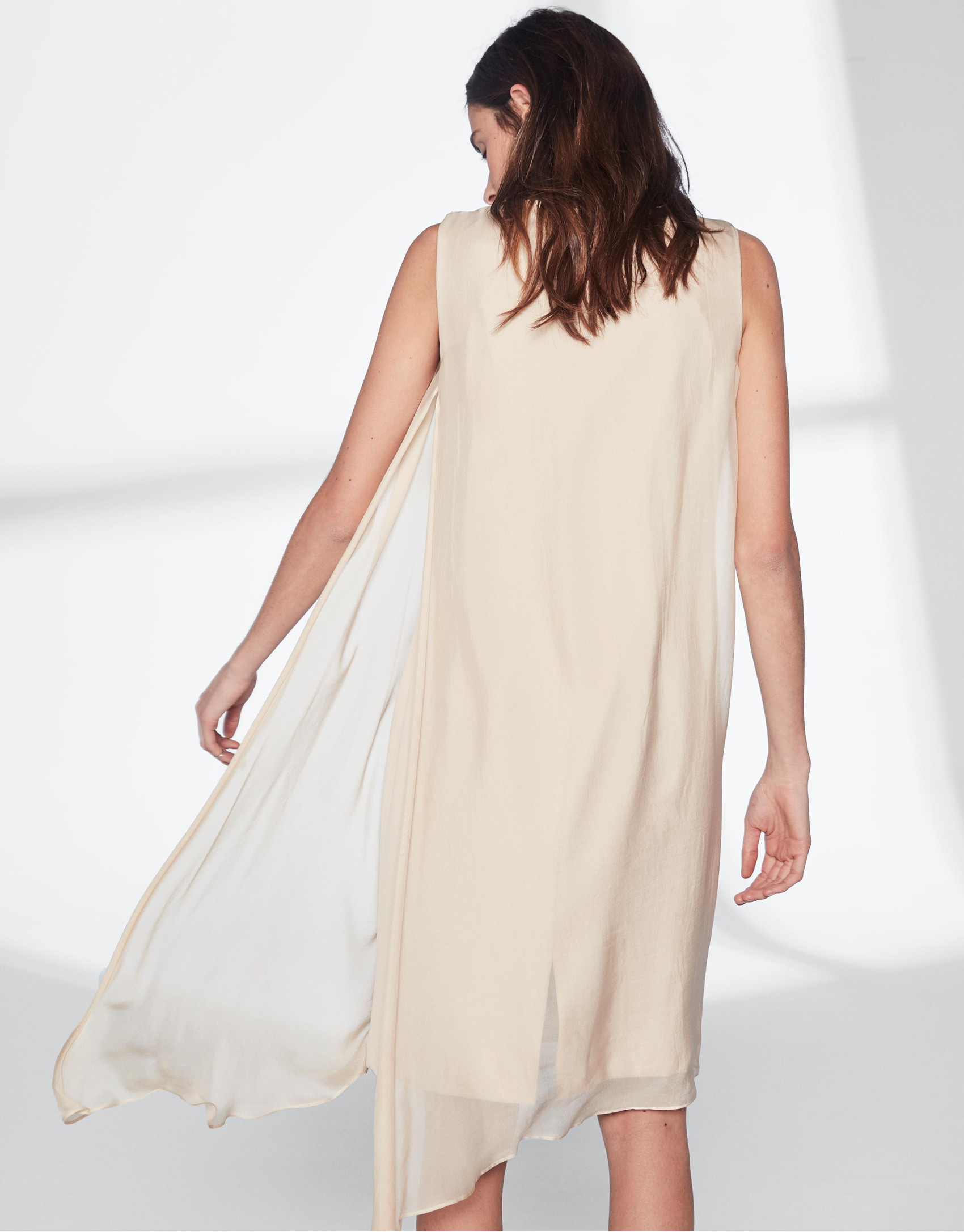 Vestido midi capa asimétrica arena