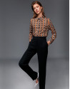 Pantalón recto negro con nervio delantero